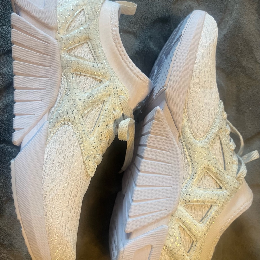 Fabletics Redondo Performance Sneaker - Picture 10 of 14